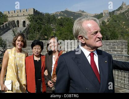 (dpa) - German President Johannes Rau visits the Great Wall in Badaling near Beijing, China, 11 September 2003. In the background (from L:) his wife Christina, Zhu Yiqing, the wife of the Chinese ambassador to Germany, and the state secretary of the German Foreign Office, Kerstin Mueller, are posing Stock Photo