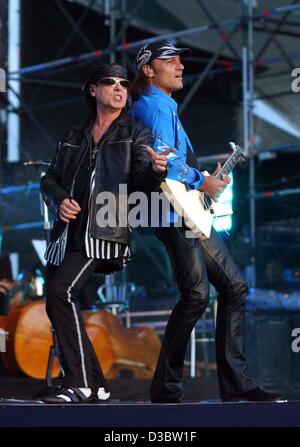(dpa) - The singer of the German rock group The Scorpions, Klaus Meine (L), and band member Matthias Jabs perform on stage during a concert on the Red Square in Moscow, 6 September 2003. The German artists who are very popular in Russia were given the rare permission to stage a show in front of the  Stock Photo