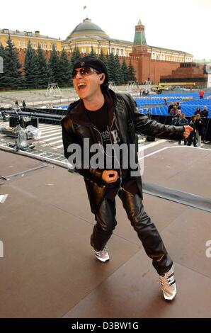 (dpa) - The singer of the German rock group The Scorpions, Klaus Meine, gestures on stage during the rehearsal for the concert on the Red Square in Moscow, 6 September 2003. The German artists who are very popular in Russia were given the rare permission to stage a show in front of the Kremlin. The  Stock Photo