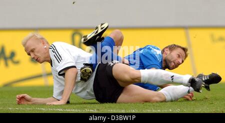 (dpa) - Germany's Carsten Ramelow (L) and Iceland's Larus Orri Sigurdsson both went to the ground after a fight for the ball during the game Germany against Iceland in Reykjavik, Iceland, 6 September 2003. The qualifying game for the 2004 European championships ended in a 0-0 draw. Stock Photo