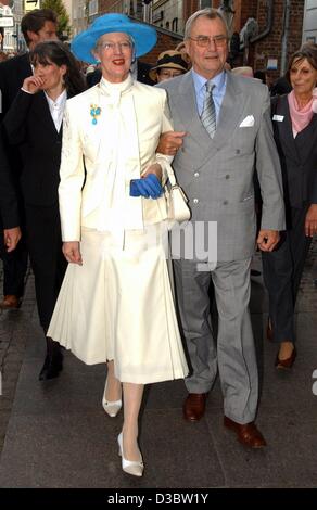(dpa) - Queen Margrethe II of Denmark and her husband Prince Henrik walk arm in arm along a street in Luebeck, Germany, 5 September 2003. Luebeck is the first stop of the Danish royal couple who are on an official visit to Germany. Stock Photo