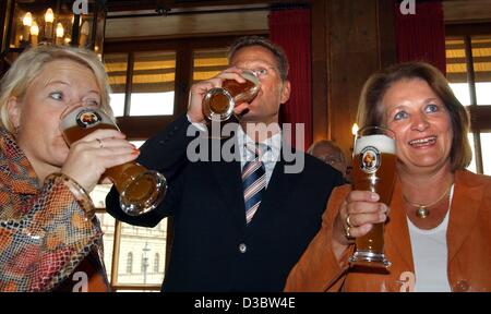 (dpa) - Politicians of the liberal party FDP, General Secretary Cornelia Pieper (L), Party Chairman Guido Westerwelle (C) and top candidate for the Bavarian regional parliamentary elections Sabine Leutheuser-Schnarrenberger (R) have a beer ahead of a party meeting in Munich, 1 September 2003. Electi