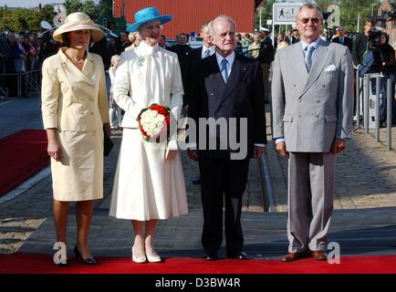 (dpa) - From L: Christina Rau, wife of the German President, Queen Margrethe II of Denmark, German President Johannes Rau and Danish Prince Henrik pose upon the arrival of the Danish royal couple in Luebeck, Germany, 5 September 2003. Luebeck is the first stop of the Danish royal couple who are on a Stock Photo