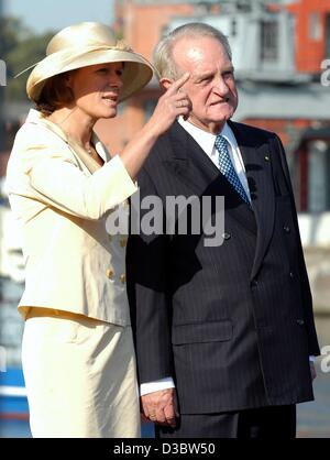 (dpa) - German President Johannes Rau and his wife Christina wait for the arrival of the Danish royal couple in Luebeck, Germany, 5 September. Stock Photo