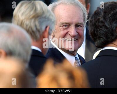 (dpa) - German President Johannes Rau waits for the arrival of the Danish royal couple in Luebeck, Germany, 5 September. Stock Photo