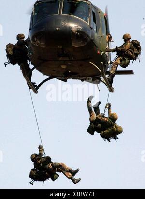 (dpa) - Soldiers of the special squad 'division special operations' of the German armed forces abseil from a helicopter in the airspace over the Nibelungen barracks in Regensburg, Germany, 7 August 2003. The main assignments of the division are to get German citizens in foreign countries out of dang Stock Photo