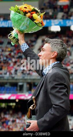 (dpa) - Triple Jump world record holder Jonathan Edwards of Great Britain waves to the crowd after receiving a lifetime achievement award at the 9th IAAF Athletics World Championships at the Stade de France in Paris, 31 August 2003. Edwards ends his international career after the World Championships Stock Photo