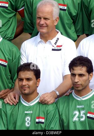 (dpa) - The German coach of the Iraqi national soccer team, Bernd Stange (white shirt), poses with his players during a photo call at their training camp in Bad Woerishofen, Germany, 29 August 2003. The Iraqi team will train for the world championships in 2006 until 13 September 2003 in Bad Woerisho Stock Photo