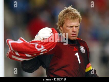 (dpa) - German goalkeeper and team captain Oliver Kahn leaves disappointedly the pitch at half-time, with a score of 0-1 against Italy in the soccer friendly in Stuttgart, Germany, 20 August 2003. 1-0 for Italy remained the final score. Stock Photo