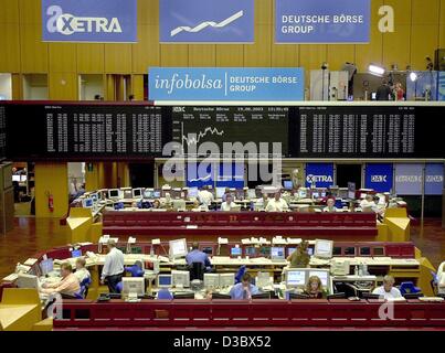 (dpa) - A view of the trading floor in the German stock exchange (Deutsche Boerse) in Frankfurt, Germany, 20 August 2003. Stock Photo