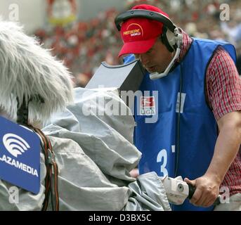 (dpa) - A TV camera operator of the German pay TV channel Premiere World films a Bundesliga soccer game in the stadium in Leverkusen, Germany, 16 August 2003. Stock Photo