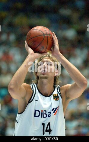 (dpa) - German national basketball player Dirk Nowitzki aims and throws the ball during the friendly game against Turkey in Frankfurt, Germany, 16 August 2003. Germany won the test game ahead of the European Championships 78-64.  Nowitzki, who plays for the Dallas Mavericks in the U.S., will take pa Stock Photo