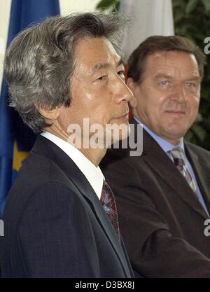 (dpa) - German Chancellor Gerhard Schroeder (R) and Japanese Prime Minister Junichiro Koizumi (L) give a press conference after their talks at the chancellor's office in Berlin, 18 August 2003. Both leaders agreed to deepen their countries' relationships with more exchange programmes for young scien Stock Photo