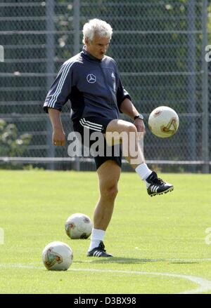 (dpa) - German national soccer coach Rudi Voeller juggles a ball during a training of the German squad in Ostfildern-Ruit near Stuttgart, Germany, 18 August 2003. Germany faces Italy in a friendly game on Wednesday, 20 August. Stock Photo