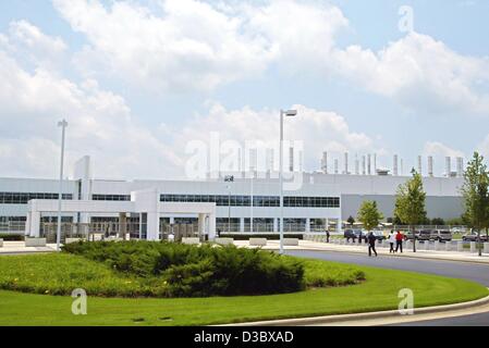 (dpa) - A view towards the main entrance of the DaimlerChrysler assembly plant in Tuscaloosa, USA, 21 July 2003. The plant is the first assembly factory of the German car manufacturer and has been producing Mercedes cars of the M class since May 1997. The all-terrain vehicle is also being produced i Stock Photo