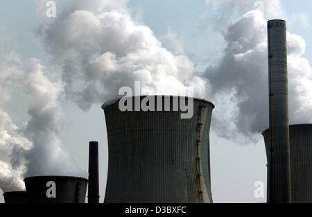 (dpa) - Steam and smoke rises from the cooling towers and chimneys of a brown coal powerplant in Nieder Assem, Germany, 11 August 2003. The German energy giant RWE presents on 12 August 2003 its business figures for the last half term. Experts expect a clear increase in the company's earnings in par Stock Photo