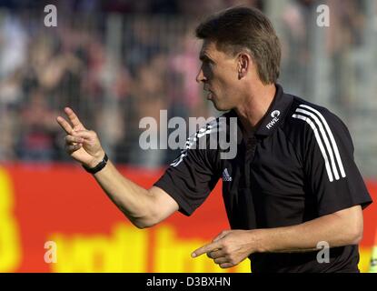 (dpa) - Leverkusen's soccer coach  Klaus Augenthaler gestures an instruction during the Bundesliga soccer game Bayer 04 Leverkusen against Eintracht Frankfurt in Frankfurt Main, Germany, 10 August 2003. Leverkusen wins the game 2-1. Stock Photo