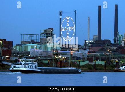 (dpa) - A freight ship passes the plant of the chemical and pharmaceutical group Bayer AG on the River Rhine in Leverkusen, Germany, 5 August 2003. Bayer on 6 August 2003 announced that it increased its results in the second quarter although it narrowly failed to meet expectations of analysts. In co Stock Photo