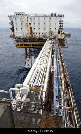 (dpa) - A view of a gas and oil rig in the North Sea, about 250 km offshore of Stavanger, Norway, 5 July 2003. The platform belongs to the Ekofisk field complex, which comprises the oil and gas rigs Ekofisk, Eldfisk, Embla and Tor. The workers stay two weeks on the rig working 12 hour shifts, and th Stock Photo