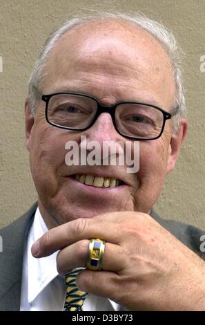 (dpa) - Hans Blix, the former chief of the UN weapons inspectors, shows his Leibniz-Ring-Hannover, with which he was honoured for his achievements during the UN weapons inspections in Iraq and for his lifetime achievements, pictured in Hanover, Germany, 31 July 2003. The ring is awarded annually by  Stock Photo