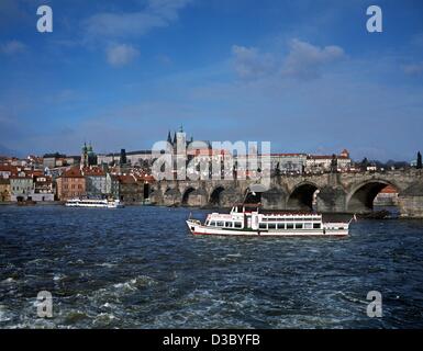 (dpa files) - A view across the Vltava River to the Charles Bridge and the Hradcany castle complex in Prague, Czechia, March 2002. Constructed in the 9th century by Prince Booivoj, the castle transformed itself from a wooden fortress surrounded by earthen bulwarks to the imposing form it has today.  Stock Photo
