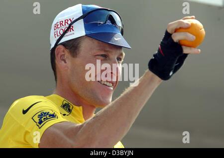 (dpa) - US Postal-Berry Floor's Lance Armstrong from the US throws an orange after receiving a basket with oranges, the 'Prix d'Orange', prior to the 18th stage of the 2003 Tour de France cycling race in Bordeaux, 25 July 2003. The Prix d'Orange is awarded by the photographers covering the Tour from Stock Photo