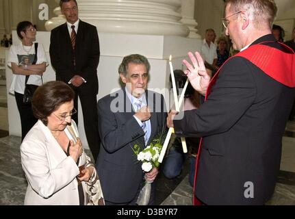 (dpa) - Spanish star tenor Placido Domingo (C) and his wife Marta kneel down and make the sign of the cross in front of Father Peter Linster in the cathedral of St. Blasien in the Black Forest, Germany, 22 July 2003. The maestro came to Germany to attend the final of the Operalia newcomer competitio Stock Photo