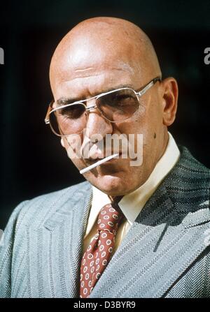 (dpa files) - A file picture shows actor Telly Savalas, a.k.a. 'Kojak', in the United States, 19 February 1975. His youngest daughter, Ariana Savalas, now 16, wants to start her music career as a singer on Lake Woerthersee, Austria, in August 2003. She chose the location because it used to the famil Stock Photo