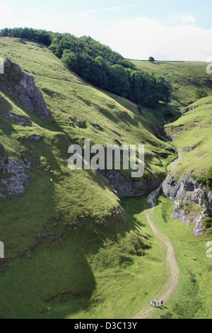 Walkers in cave Dale viewed from Peveril castle Castleton Stock Photo