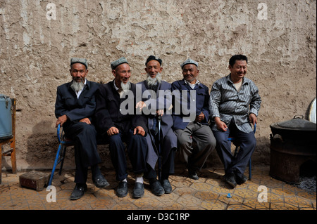 Kashgar tradicional sombreros Doppa uigur en varios colores para niñas en  una tienda de ropa Fotografía de stock - Alamy