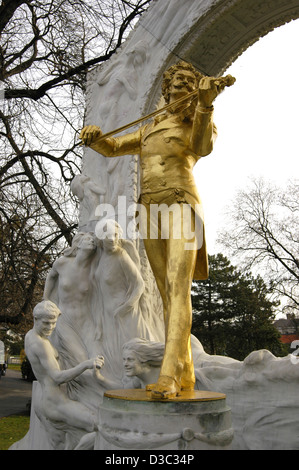 Johann Strauss statue in the Stadpark in Vienna Stock Photo