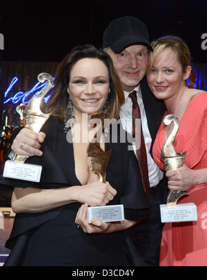 Italian actress and producer Francesca Neri (L) and German actors Michael Gwisdek and Silke Bodenbender pose with their Premio Bacco trophy at the Italian film gala Notte delle Stelle as part of the 63rd annual Berlin International Film Festival aka Berlinale, in Berlin, Germany, 15 February 2013. During the gala the Premio Bacco award is presented by Italian film critics. Photo: Jens Kalaene/dpa +++(c) dpa - Bildfunk+++ Stock Photo