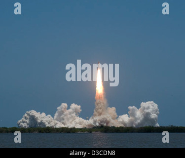 Iss Rassvet Atlantis lifts off with Mini Research Module-1 (Rassvet) for STS-132 ...