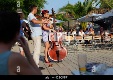 Berlin, Germany, street musicians play for the guests at the beach Stock Photo