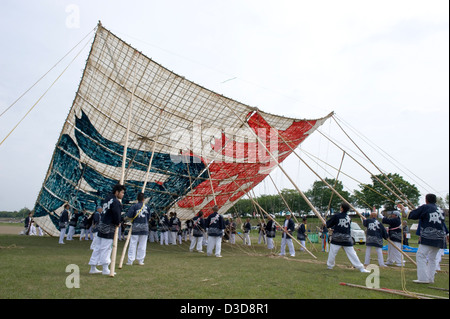 Team gets ready to launch giant paper and bamboo kite weighing 950 kilos and measuring 15 meters square at Sagami Kite Festival Stock Photo