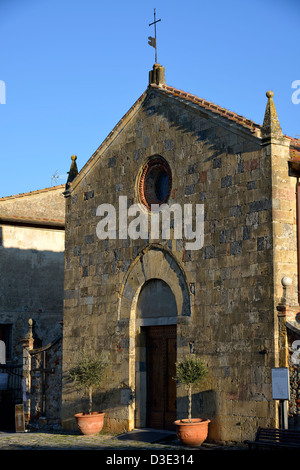 Monteriggioni is a medieval walled town, located on a natural hillock, in the Siena Province of Tuscany Stock Photo