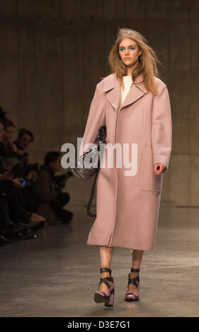 Sunday, 17 February 2013, London, England, UK. Unique for Topshop designed by Emma Farrow showing at the Tanks at the Tate Modern during London Fashion Week. Photo: CatwalkFashion/Alamy Live News