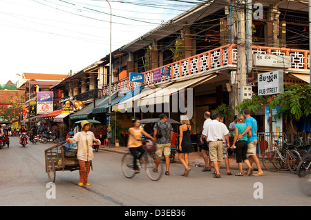 Tourists and locals looking for restaurants and bars in the famous Pub Street, Siem Reap, Cambodia Stock Photo