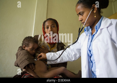 BITENA HEALTH CENTRE, WOLAYITA ZONE, ETHIOPIA, 20TH AUGUST 2008: Masaret Linta, 17, in therapeutic care centre with her sister Stock Photo