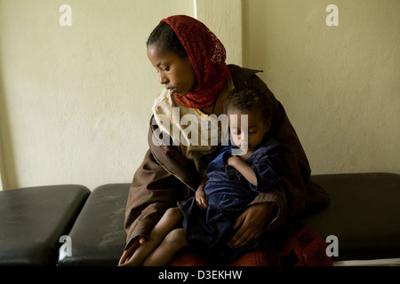 BITENA HEALTH CENTRE, WOLAYITA ZONE, ETHIOPIA, 20TH AUGUST 2008: Masaret Linta, 17, in therapeutic care centre with her sister Stock Photo