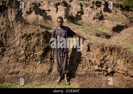 DUGANO KOSHAMBO VILLAGE, WOLAYITA ZONE, SOUTHERN ETHIOPIA, 20TH AUGUST 2008: Farm land being destroyed by severe river erosion. Stock Photo