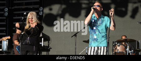 Cindy Wilson and Fred Schneider of the B-52s, performing at Lovebox Festival in Victoria Park Stock Photo