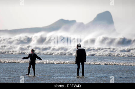 Rhossili Bay, South Wales, UK. 18th February 2013. Spectacular spray flying off the top of the surf at Rhossili Beach on the Gower Peninsula in South Wales this afternoon. Credit: Phil Rees/Alamy Live News Stock Photo