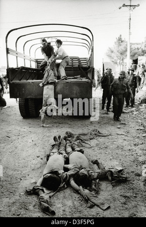 CUSCATANCINGO, SAN SALVADOR, EL SALVADOR,  28th March 1982: Soldiers load the bodies of dead guerrillas into an army truck. Stock Photo