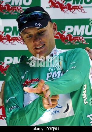 (dpa) - Australian cyclist Baden Cooke (Team FDJeux) wears the green jersey and smiles after arriving at the finishing line at the end of the 10th leg of the Tour de France in Marseille, France, 15 July 2003. Cook defended his lead in the standings for best sprinter successfully. He arrived with the main field of cyclists  21:23 minutes behind the day's winner of the leg. The 10th  Stock Photo