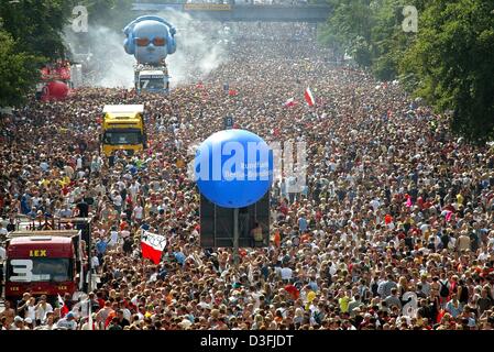 (dpa) - The crowd of the 15th Love Parade dances through Berlin, Germany, 12 July 2003. Half a million scantily clad ravers danced through the heart of Berlin to the throbbing beat of the city's 15th annual Love Parade, billed as the world's biggest techno dance party. Pulsing music from 26 sound trucks reverberated as the parade of writhing bodies made its way along the broad boul Stock Photo