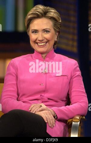 (dpa) - Hillary Rodham Clinton, US Senator and former First Lady, smiles during a German TV talk show in Berlin, 6 July 2003. On the last leg of a 10-day European tour the 55-year-old Clinton came to Berlin to promote her memoirs entitled 'Living History' ('Gelebte Geschichte'), but repeated she had no plans to run for the American presidency. Her memoirs are now second in most Ger Stock Photo