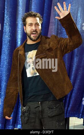 (dpa) - Member of the US popgroup NSync and actor Joey Fatone ('My Big Fat Greek Wedding') arrives at the MTV Movie Awards in Los Angeles, 31 May 2003. The winners of the MTV 'Oscars' are chosen by a nationwide vote and the gilded popcorn represents the taste of the younger generation of cinema goers. Stock Photo