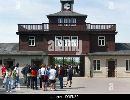 (dpa) - A group of visitors stand in front of the main watch tower at the entrance to the Nazi concentration camp Buchenwald near Weimar, Germany 15 June 2003. The watch tower was built in 1937 and was the only way in or out the camp. In the camp, oppositionals of the regime, previously convicted persons, gipsies, Sinti and Roma, homosexuals and Jews were held prisoners. After the  Stock Photo