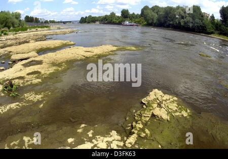 (dpa) - The rocks at the bottom of the River Elbe are visible in the dried out river bed near Magdeburg, eastern Germany, 30 June 2003. The water depth gauge sank to 1.95 m due to continuing aridness. Stock Photo
